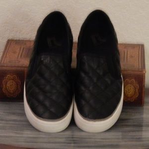 Report black tennis shoe in Womens